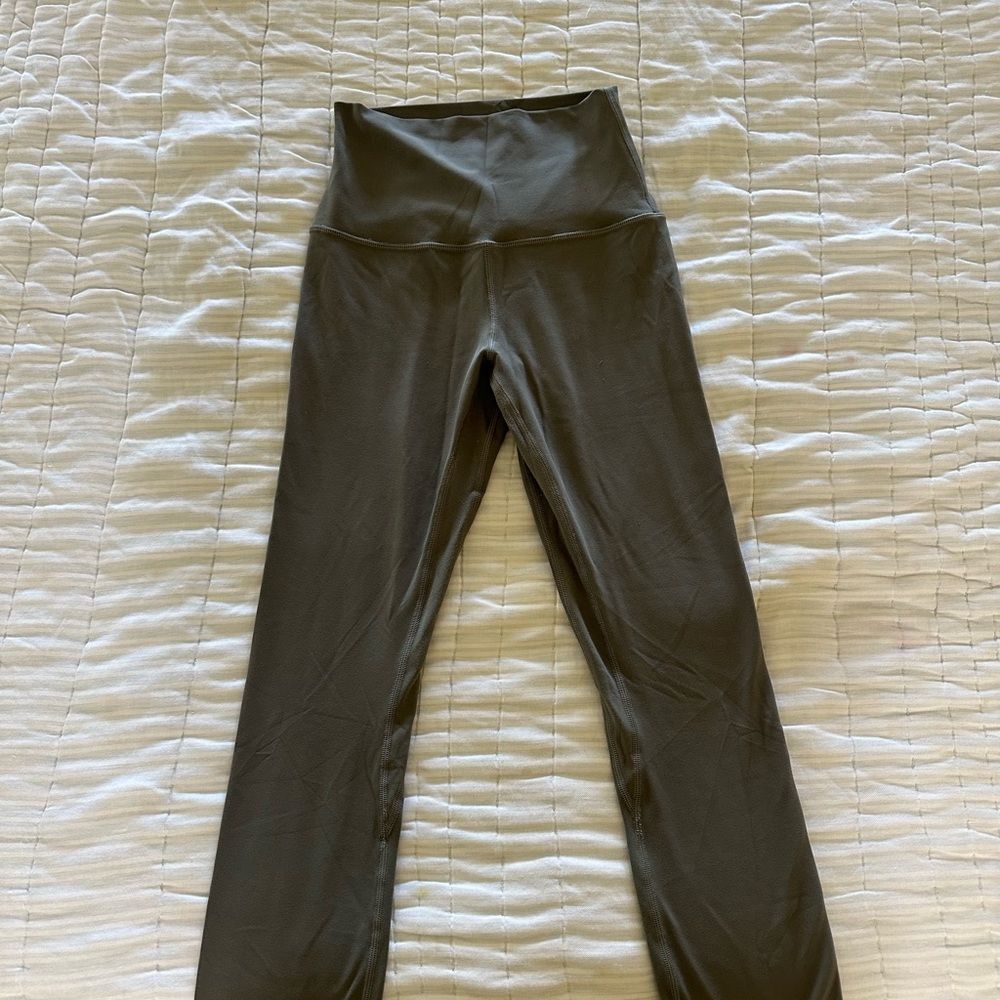 Green High-Waisted Leggings with Streamlined Silhouette